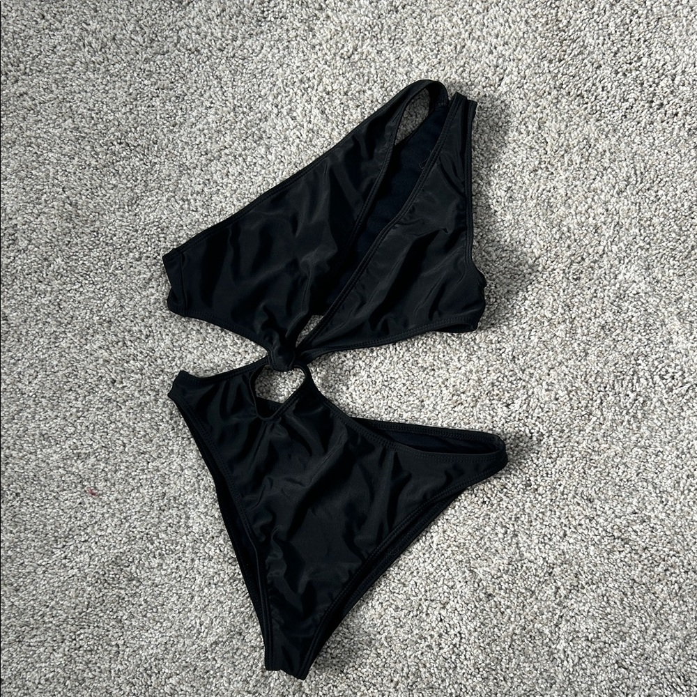 Pretty Little Thing Black One-Piece Cutout Swimsuit